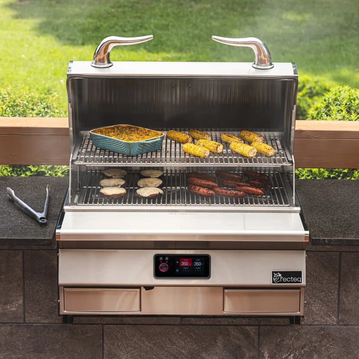 An E-Series Built-In 1300 in an outdoor kitchen, grates full